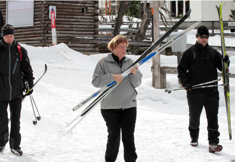Немце баш кренуло са скијањем: Меркеловoj напрсла карлична кост