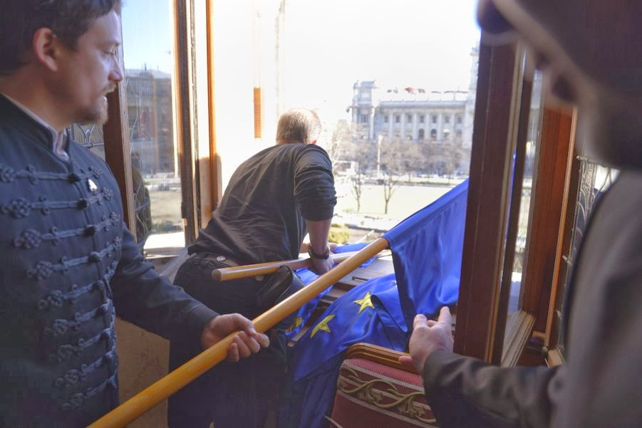 Мађарска: Скинули заставе ЕУ у парламенту и бацили их кроз прозор (фото, видео)