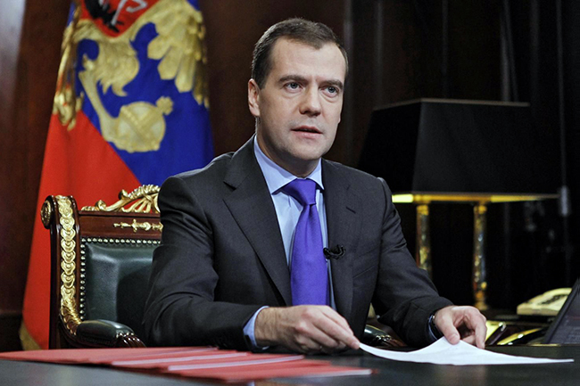 Медведев поручио ЕУ и САД: Дајте Украјини бар један долар!
