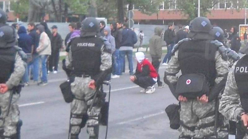 Протести и у Скопљу: У сукобу грађана и полиције четворо повређених