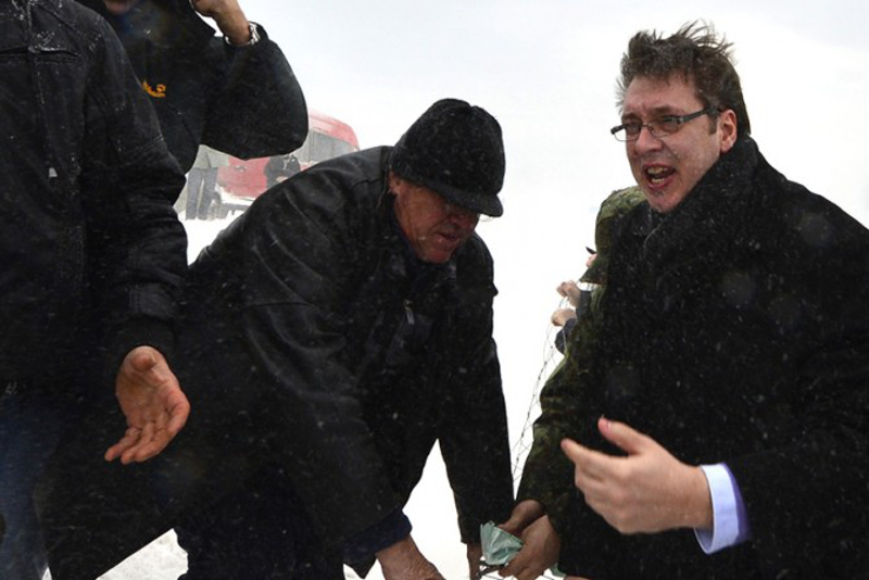 Страначки активисти СНС и СПС-а успели да се пробију до људи завејаних снегом и поделе им пропагандни материјал