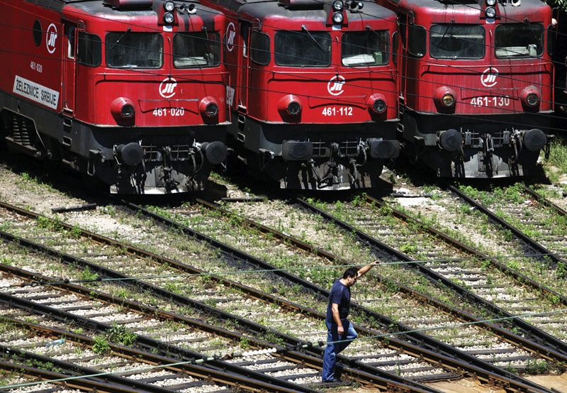Вучићеве економске реформе подразумевају разбијање Железница Србије и њихову продају, железничари за десет дана блокирају пруге !
