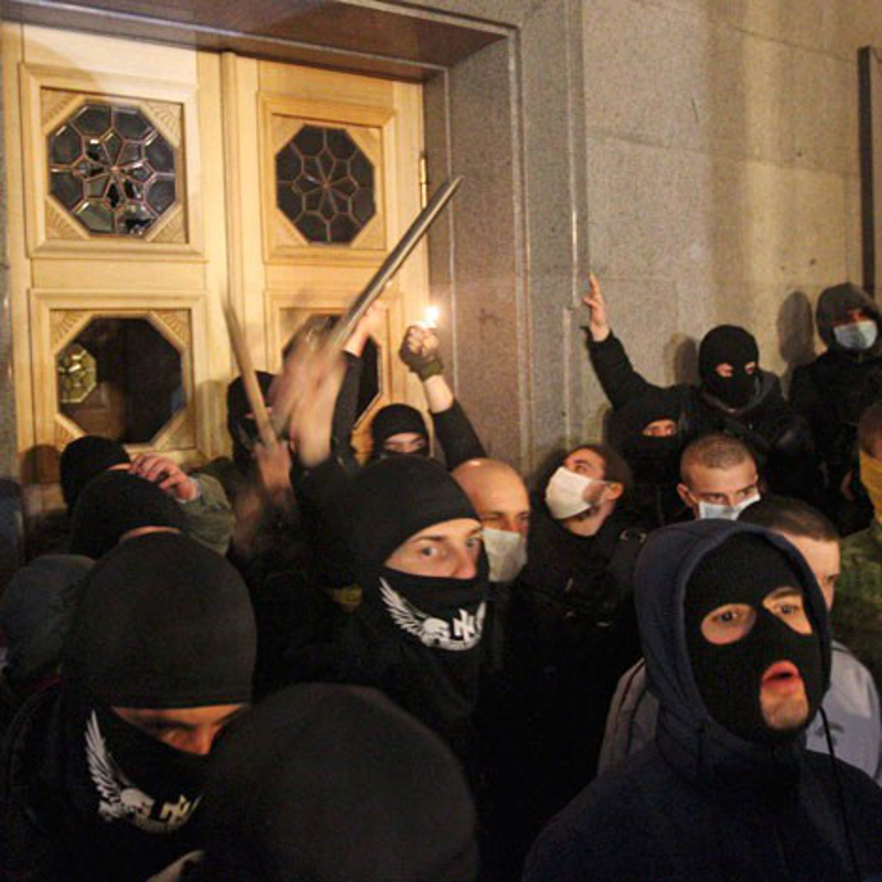 Наоружани припадници "Десног сектора" и данас испред украјинског парламента