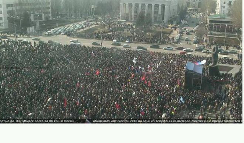 У Доњецку масован митинг, на згради државне администрације истакнута руска застава!