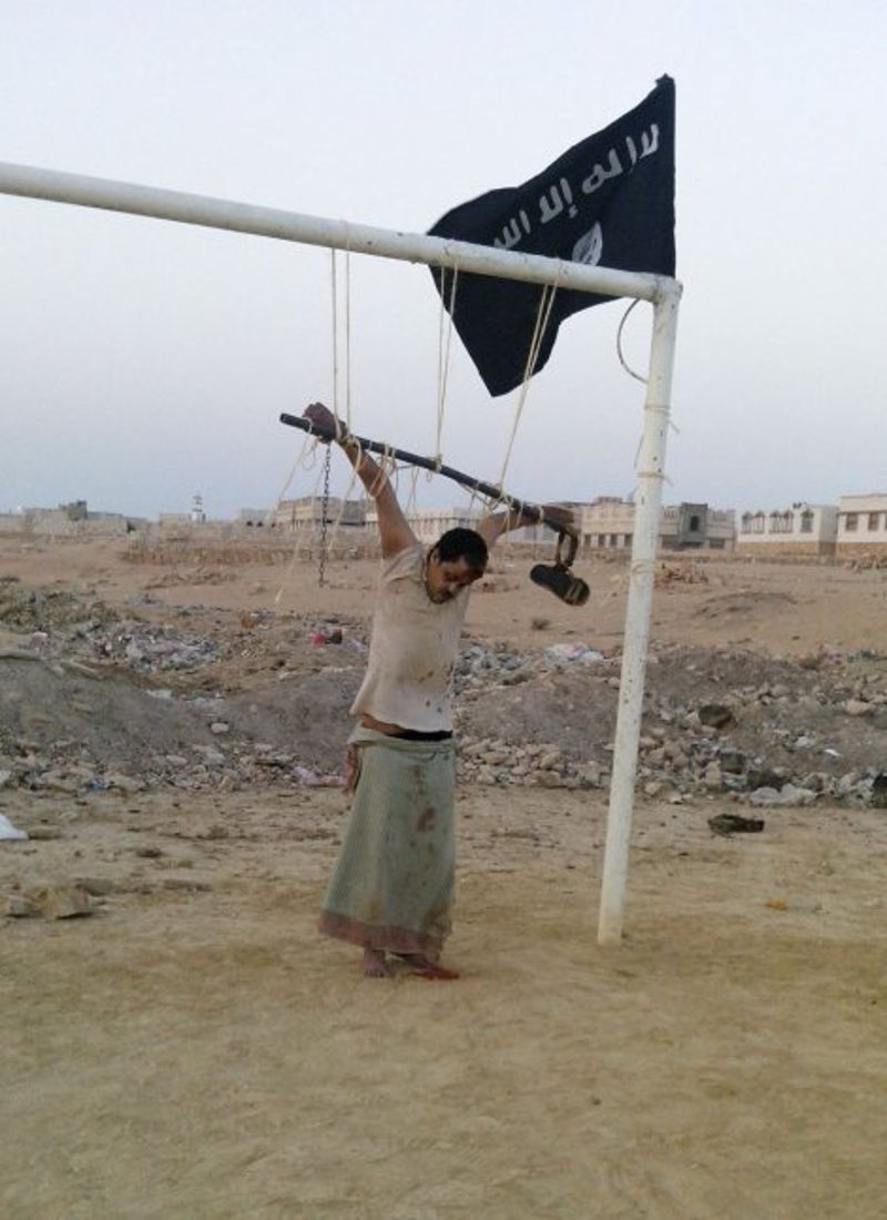Припадници Ал Каиде убили и за пример обесили “америчког шпијуна” (фото)