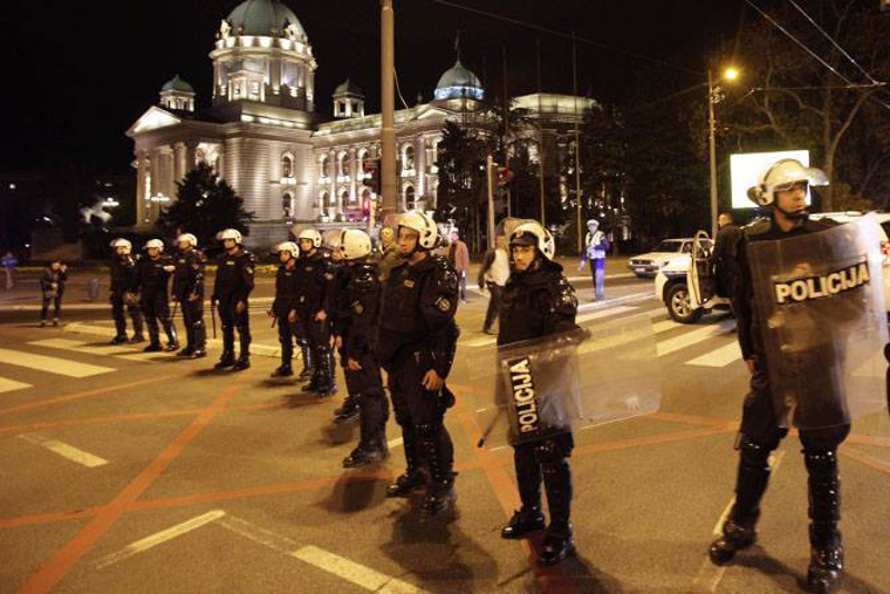 ОПСАДНО СТАЊЕ! И полиција у центру Београда ишчекује резултате избора!