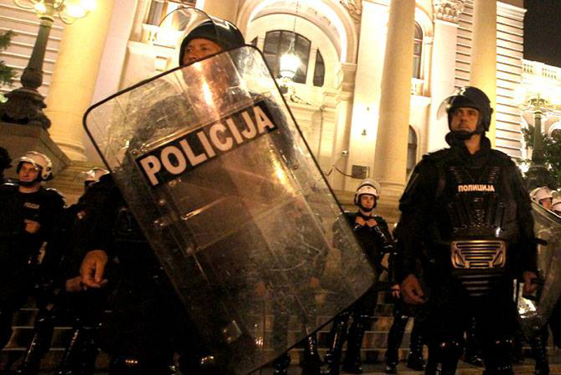 ВУЧИЋЕВА ДЕМОКРАТИЈА! Србија са блокираним Београдом и полицијом на улицама очекује резултате "избора"!