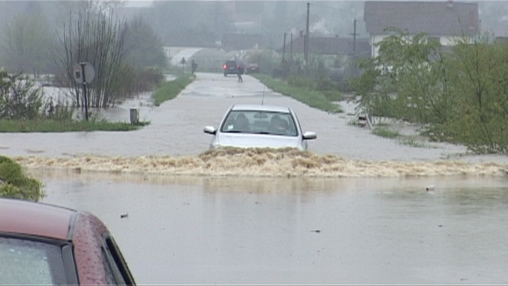 Због поплава ванредно стање у три општине, наjкритичниjе у Заjечару, најгоре тек долази (видео)