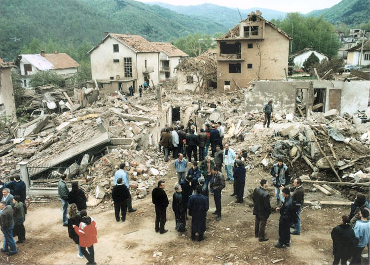 На данашњи дан: НАТО бомбардовао центар Сурдулице и убио 20 цивила, укључујући 12 деце (видео)