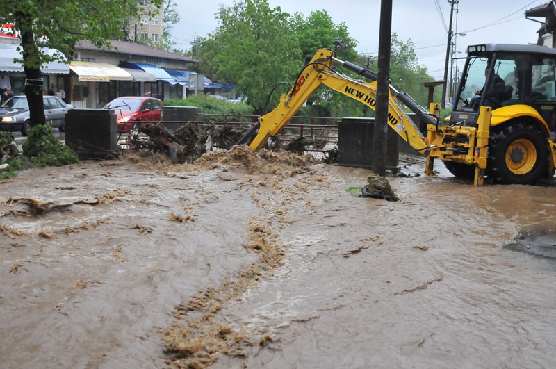 Поплаве: Тешка ситуација у Врњачкој Бањи, села код Чачка без струје (фото галерија)