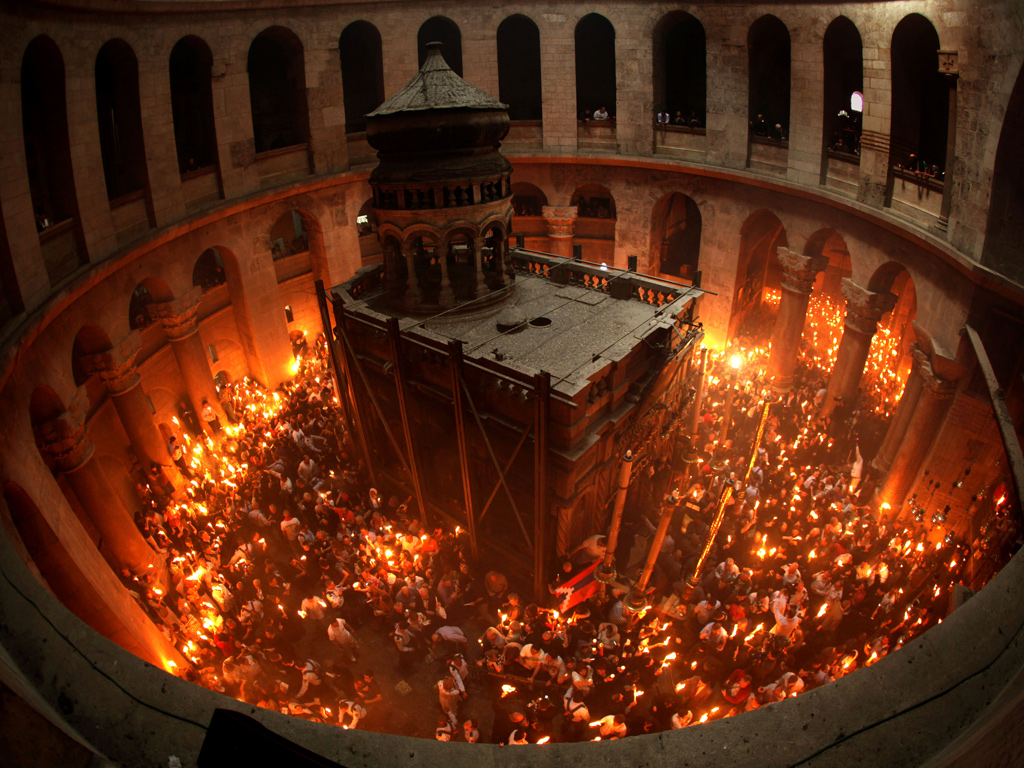 Благодатни огањ упаљен у Храму Васкрсења Христовог (видео)