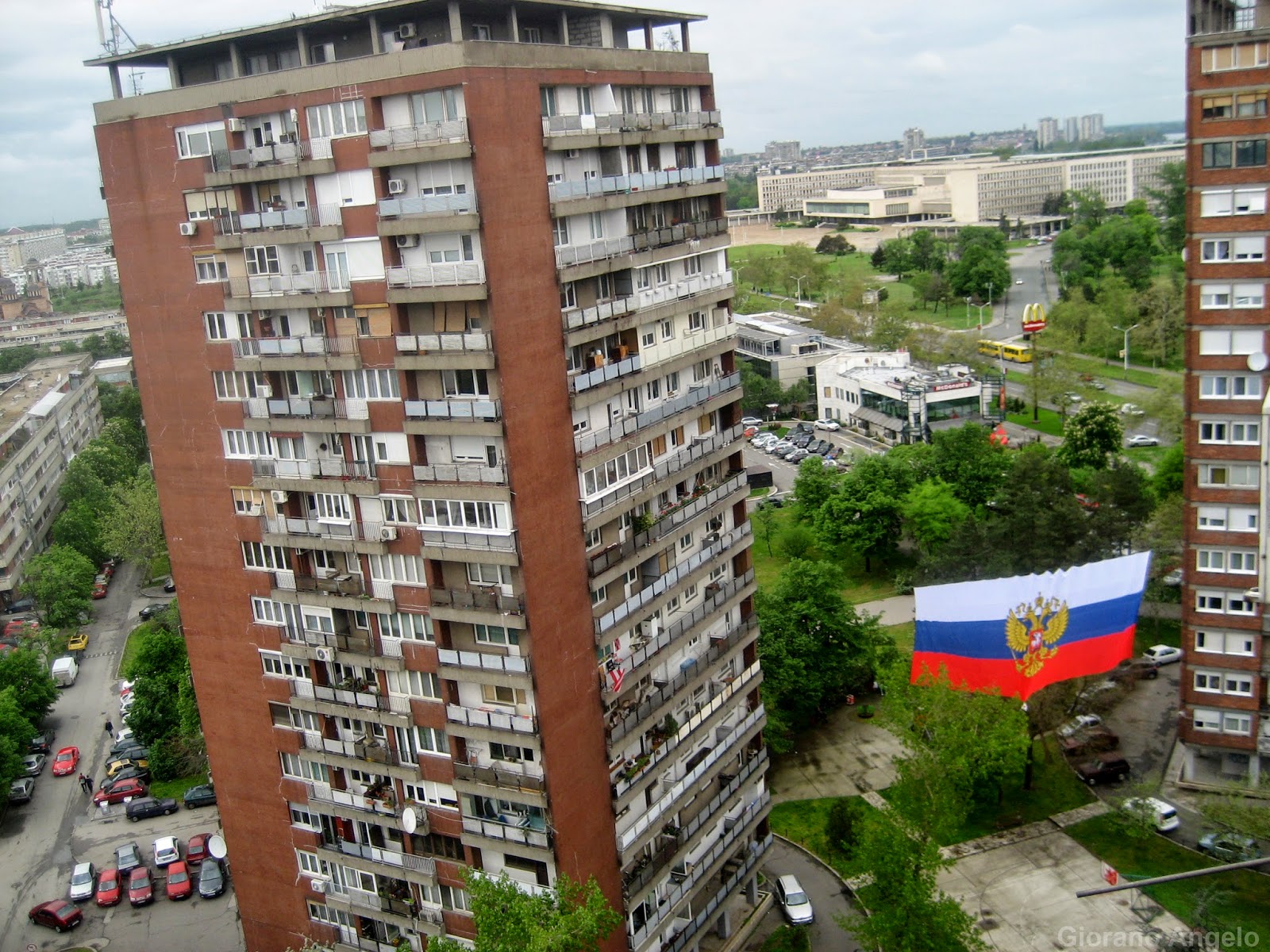 Постављање руске заставе у Блоку 21, Нови Београд, Србија - 2014 (фото, видео)