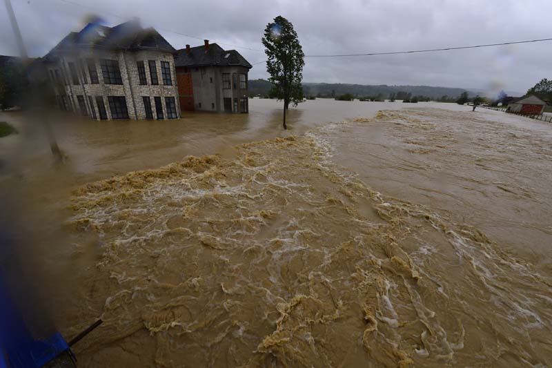 Гардијан: Испод површине поплава на балкану лежи друштвена катастрофа