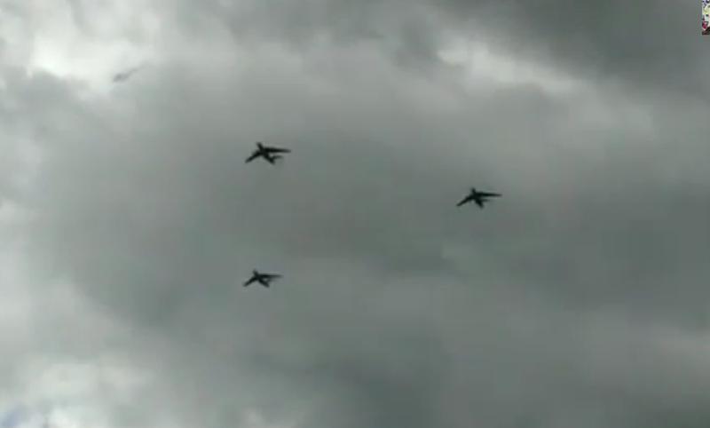 Транспортни авиони и ловачка авијација руске војске лете ка Криму (видео)
