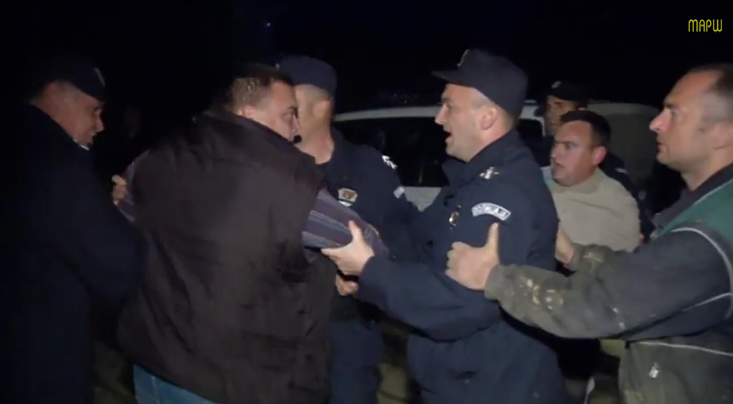 Погледајте како је министар Селаковић побегао и избегао линчовање бесног народа у Крупњу (видео)