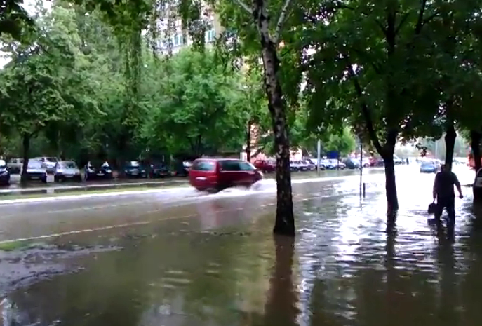 ПОТОП: Ниш засуо град величине ораха, улице се претвориле у реке (видео)