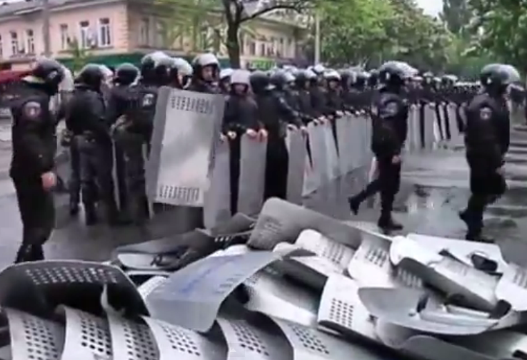 Одески Беркут побацао штитове на улицу и одбија да даље брани кијевску ЕУ-наци хунту! (видео)