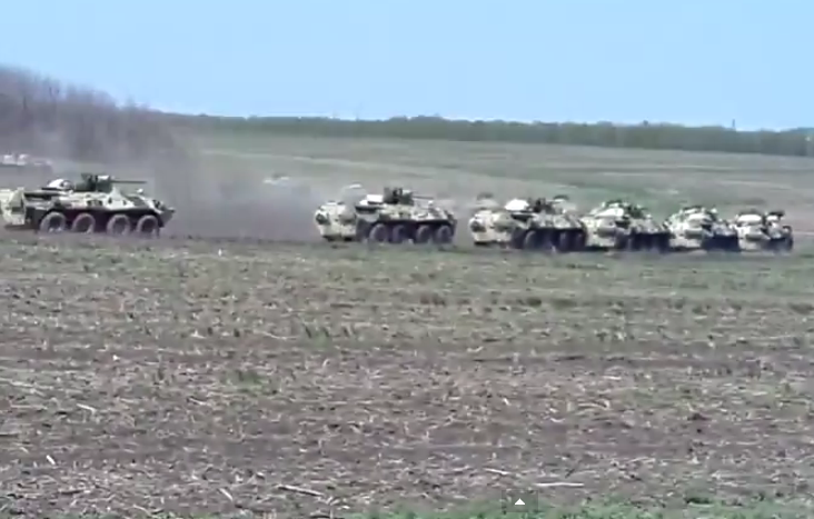 Покрети руских оклопно-механизованих јединица у близини границе са Украјином (видео)