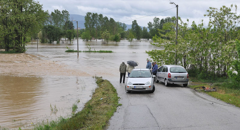 НАРАНЏАСТИ АЛАРМ: Поплаве вечерас и сутра прете већем делу Србије