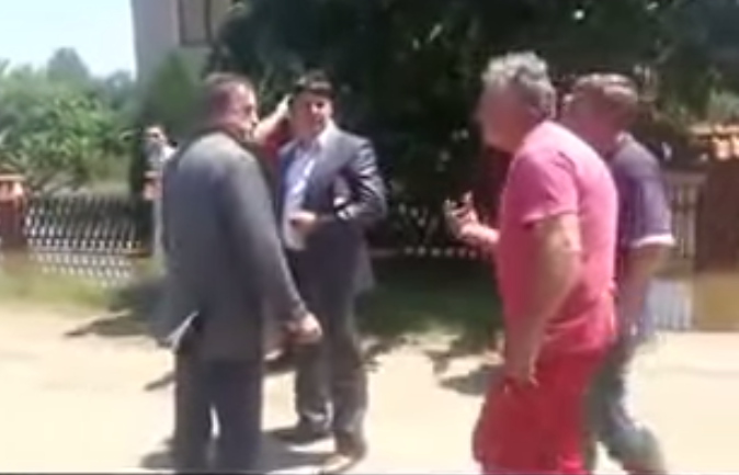 Градоначелник града Пожаревца стигао у Маљуревац и једва извукао живу главу (видео)
