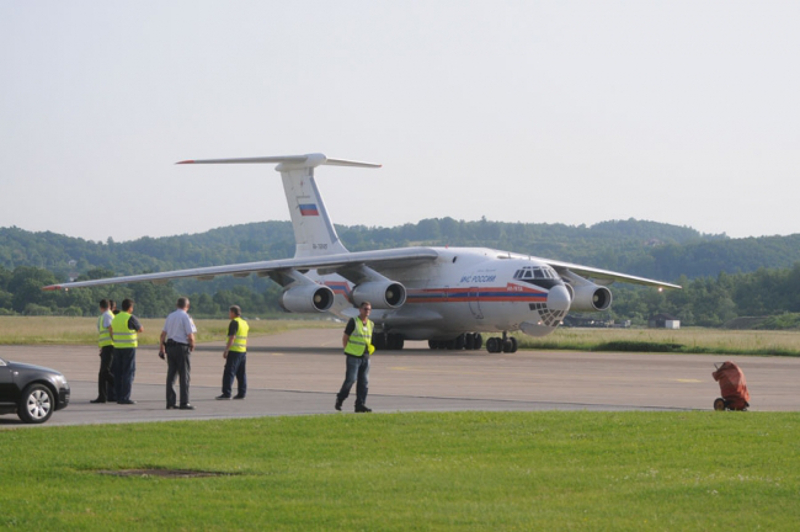 Руски Ил-76 у Бањалуку довезао 38 тона помоћи за поплављене