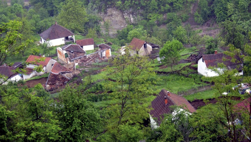 Нестајање Србије: Како лоша политика једе државу: најкраћи пут до уништења, изумирањем села и уништавањем аграра