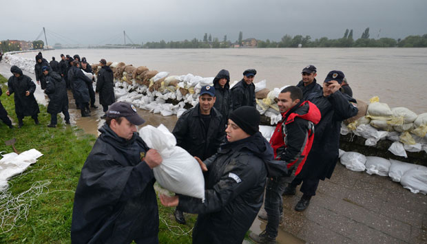 Стижу руски авиони и још спасилаца, у Сремској Митровици почела евакуација