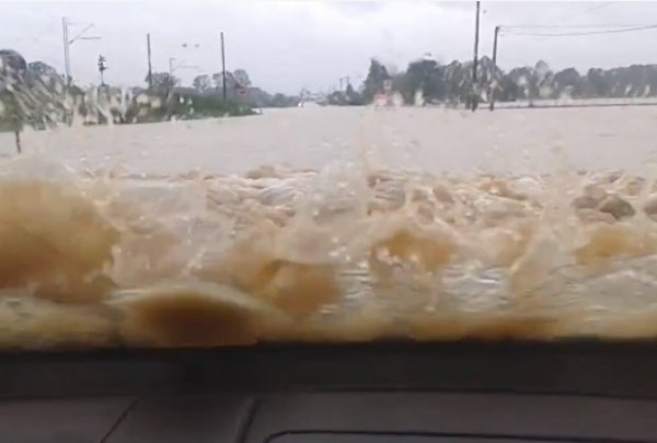 Ваљево: БОЖЕ ПОМОЗИ и вози Мишко кроз поплаву! (видео)