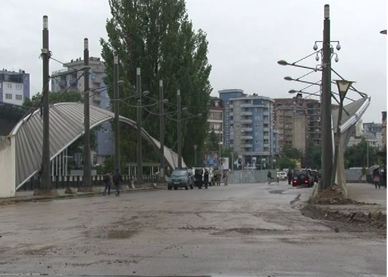 Уклоњена барикада на ибарском мосту у Косовској Митровици