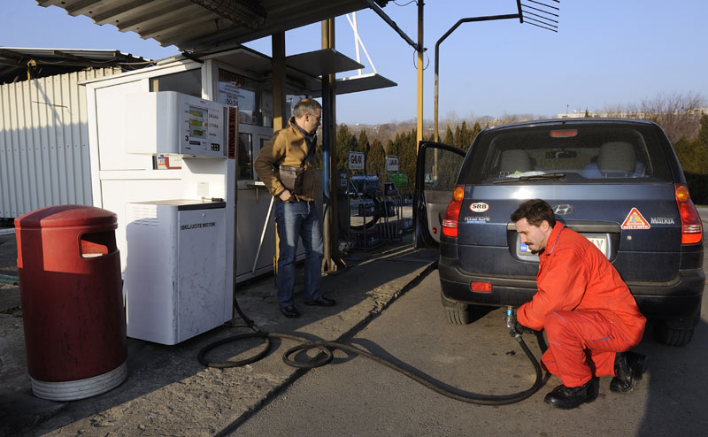 Ауто-гас упорно држи цену док држава узима ХАРАЧ од 35 динара по литру!