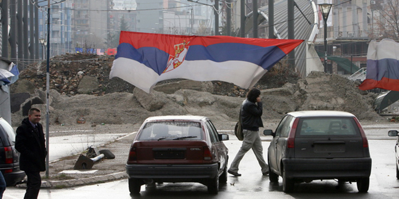 Уклањање барикаде на мосту у Косовској Митровици (видео)