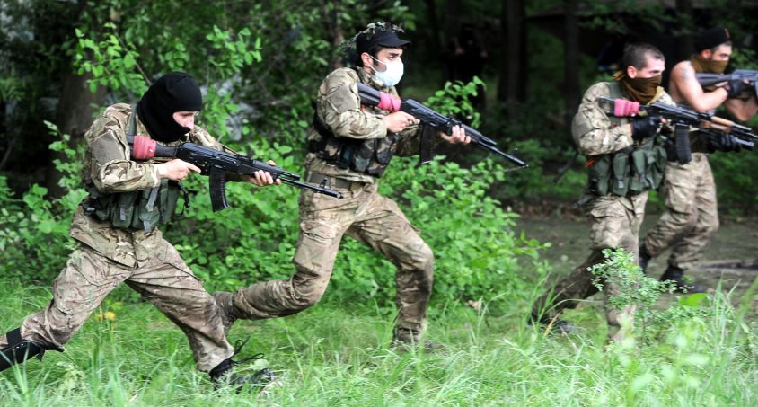 Снаге Луганске републике пред заузимањем украјинског армијског шпијунског центра