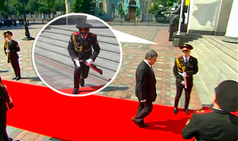 ДОБАР ЗНАК! На инаугурацији председника кијевске ЕУ-наци хунте гардисти испала пушка из руке! (видео)