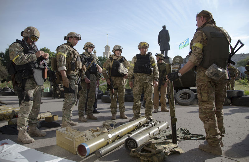 Украјинска авијација ракетира Луганск; Ухапшени сви полицајци у Славјанску