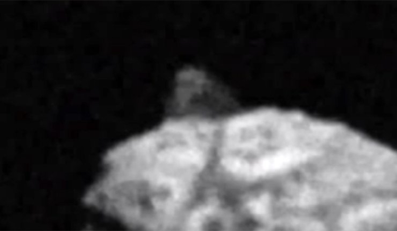 Астероид са црном пирамидом лети према Земљи