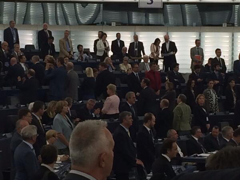 ШОК У БРИСЕЛУ: Посланици Европског парламента окренули леђа химни и застави ЕУ