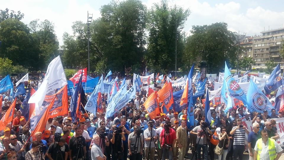 Овога нема у режимским медијима: Протест синдиката и 10.000 радника у Београду (видео)