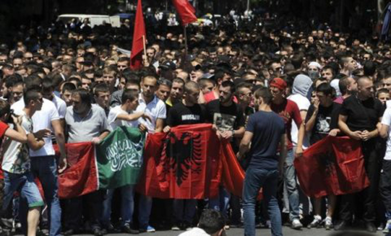 Паралелни протести шиптара и Македонаца у Скопљу
