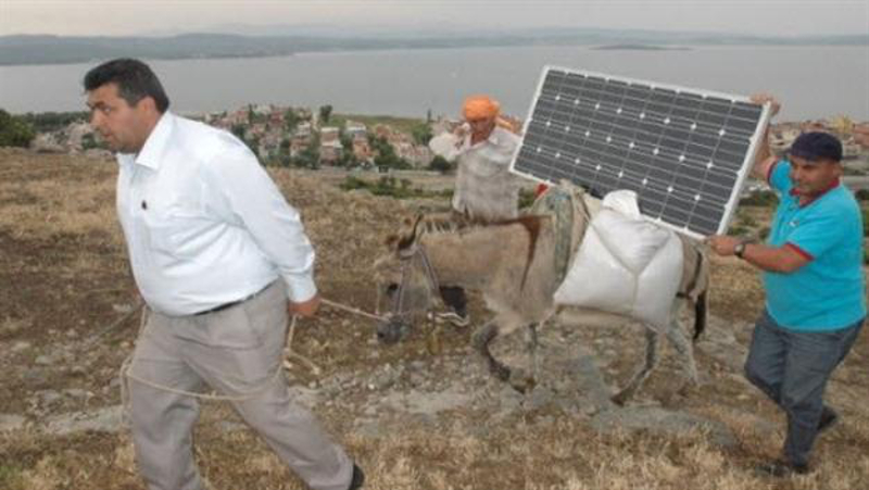 Соларни магарци за пуњење мобилних по селима (видео)