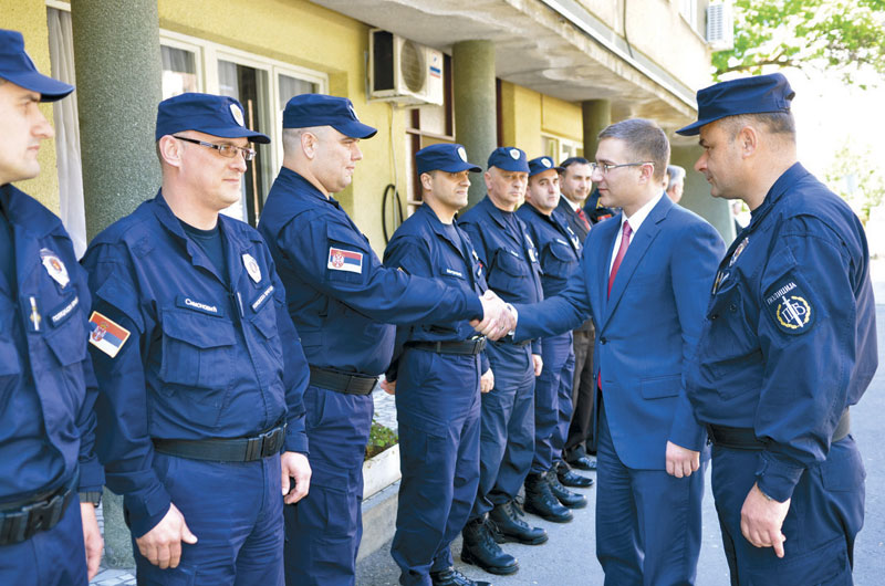Полиција хапси грађане у Лазаревцу који се бране од наоружаних напада нарко дилера!