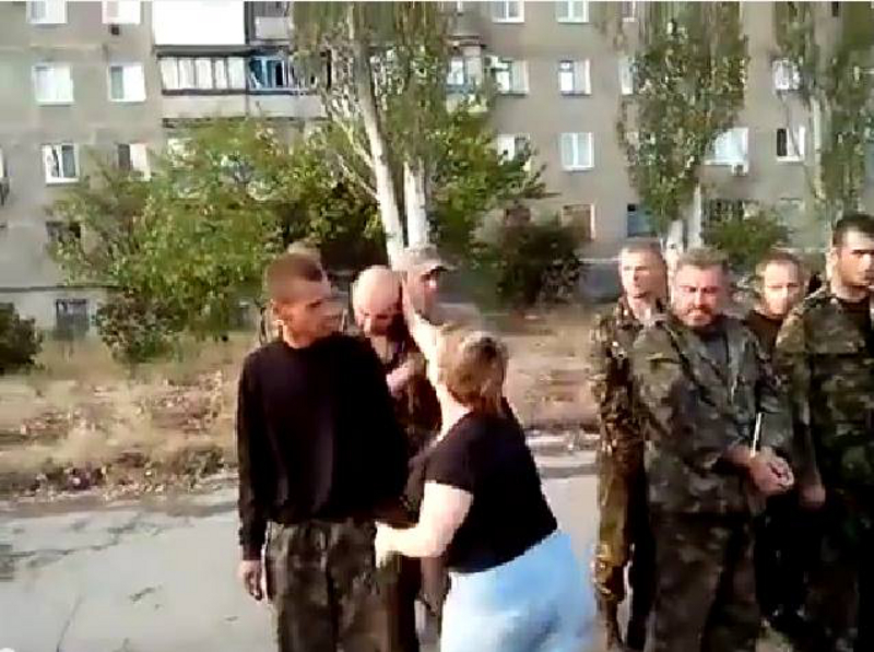 СНЕЖНИ: Локално становништво "захваљује" заробљеним украјинским војницима за разрушени град (видео)