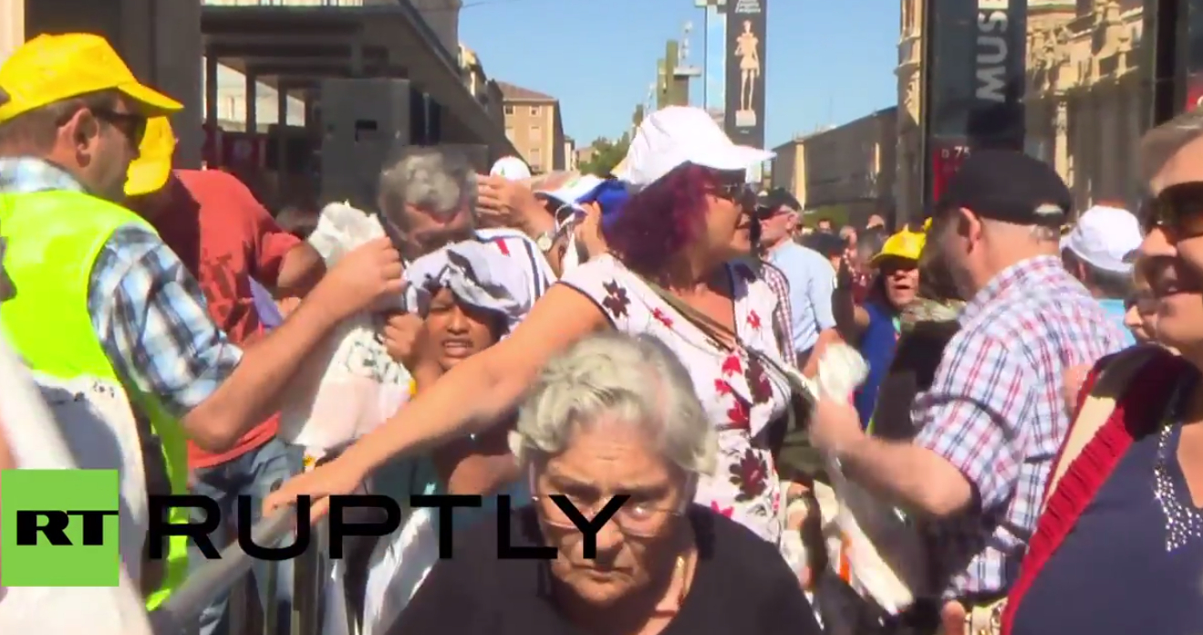 Шпанија: Воћари масовно деле бесплатно воће народу из протеста против ЕУ санкција Русији (видео)