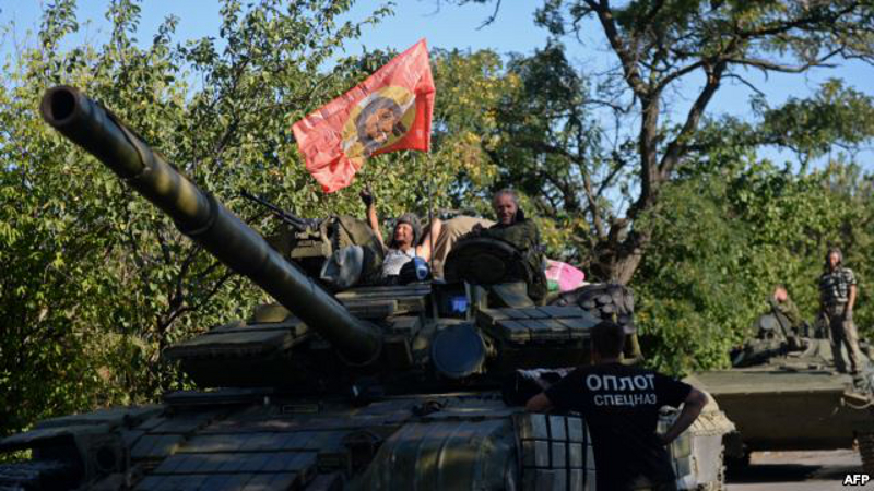 Почео ограничени напад на Мариупољ, на неким тенковима пише „На Кијев“