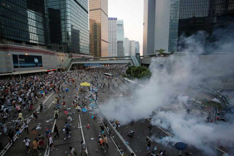 Жестоки немири у Хонг Конгу! (видео)
