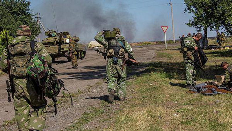 НАПАД: "Бежите пси, бежите" - народ Мариупоља војсци кијевске хунте која бежи (видео)