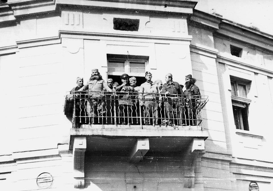 На балкону хотела "Париз" након ослобођења Крушевца 14. октобра 1944.