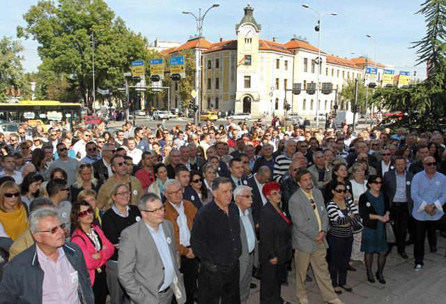 Око 300 адвоката из Ниша и Зајечара протестовало у центру Ниша, уз најаву да ће истрајати до испуњења захтева