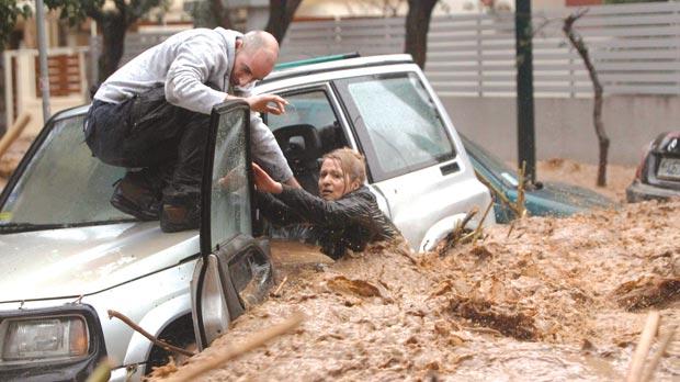 Погледајте катастрофалне поплаве у Атини чије су се улице претвориле у планинске реке! (видео)
