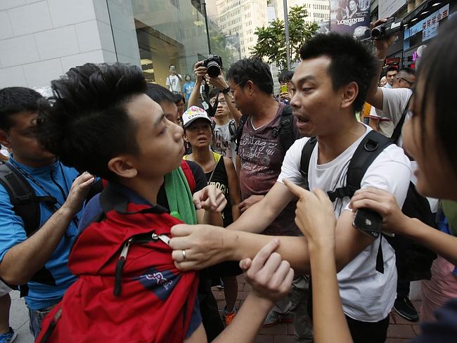 У Хонгконгу се сукобили „Американци“ и „Кинези“