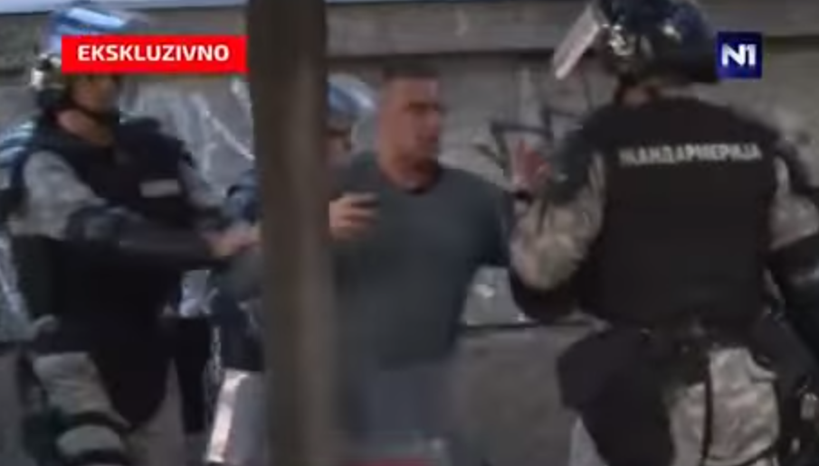 Телохранитељ Александра Вучића који је његовом брату "правио друштво" потегао пиштољ на жандарме!